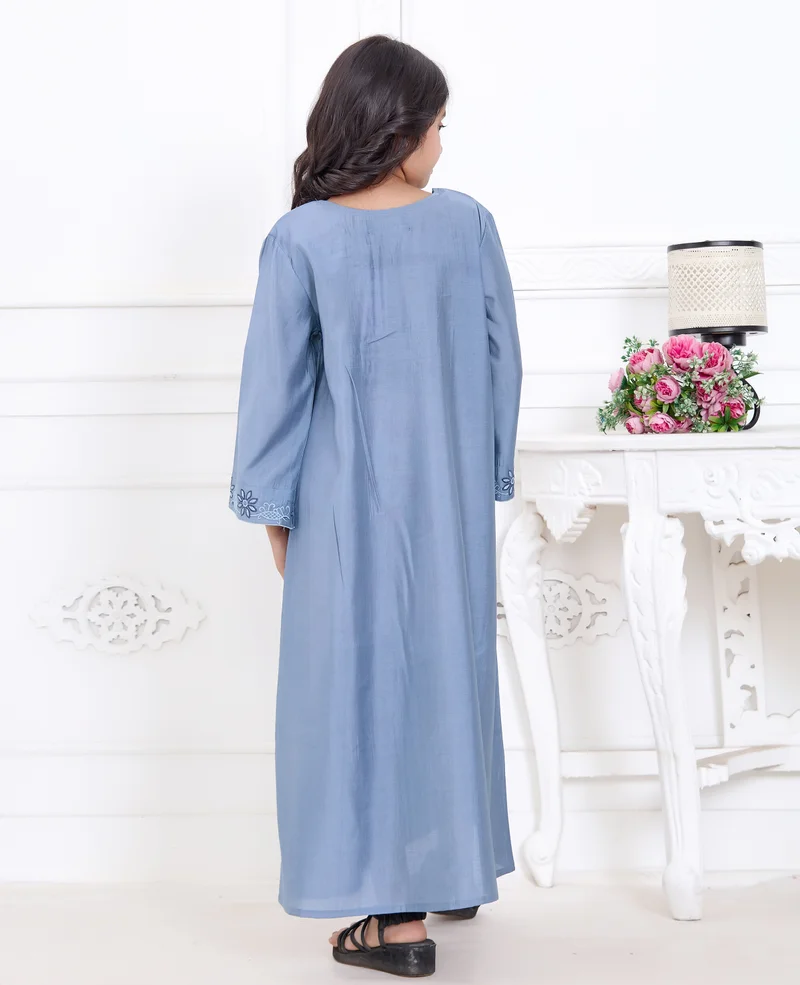 أرتيميا جلابية مطرزة بلمسة ساتان لامعة